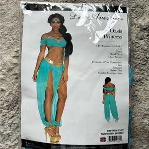 GORGEOUS LIKE NEW Disney princess jasmine costume